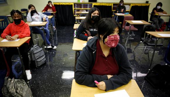 Alumnos de un colegio en Miami usan mascarilla para protegerse del coronavirus mientras atienden a su maestro. (REUTERS).