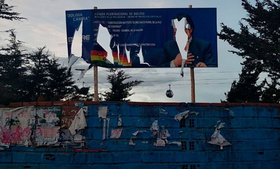 Un cartel con la imagen de Evo Morales en un estadio de El Alto que fue destruido durante las protestas contra el expresidente. (Enrique Naveda / Cortesía) 