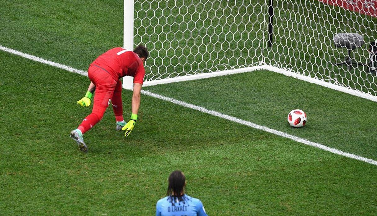 La pelota terminó en el fondo de la red. (AFP)