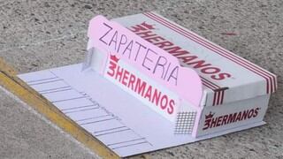 Empresa de zapatos busca a menor que usó una caja de su producto para una tarea de último minuto