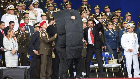 Nicolás Maduro sale ileso tras atentado con drones con explosivos. (Foto: AP)