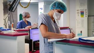 Francia se opone a readmitir a médicos no vacunados contra el COVID-19