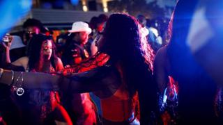 Imágenes del “caos” por el “spring break” en Miami Beach que llevó a las autoridades a declarar un toque de queda 