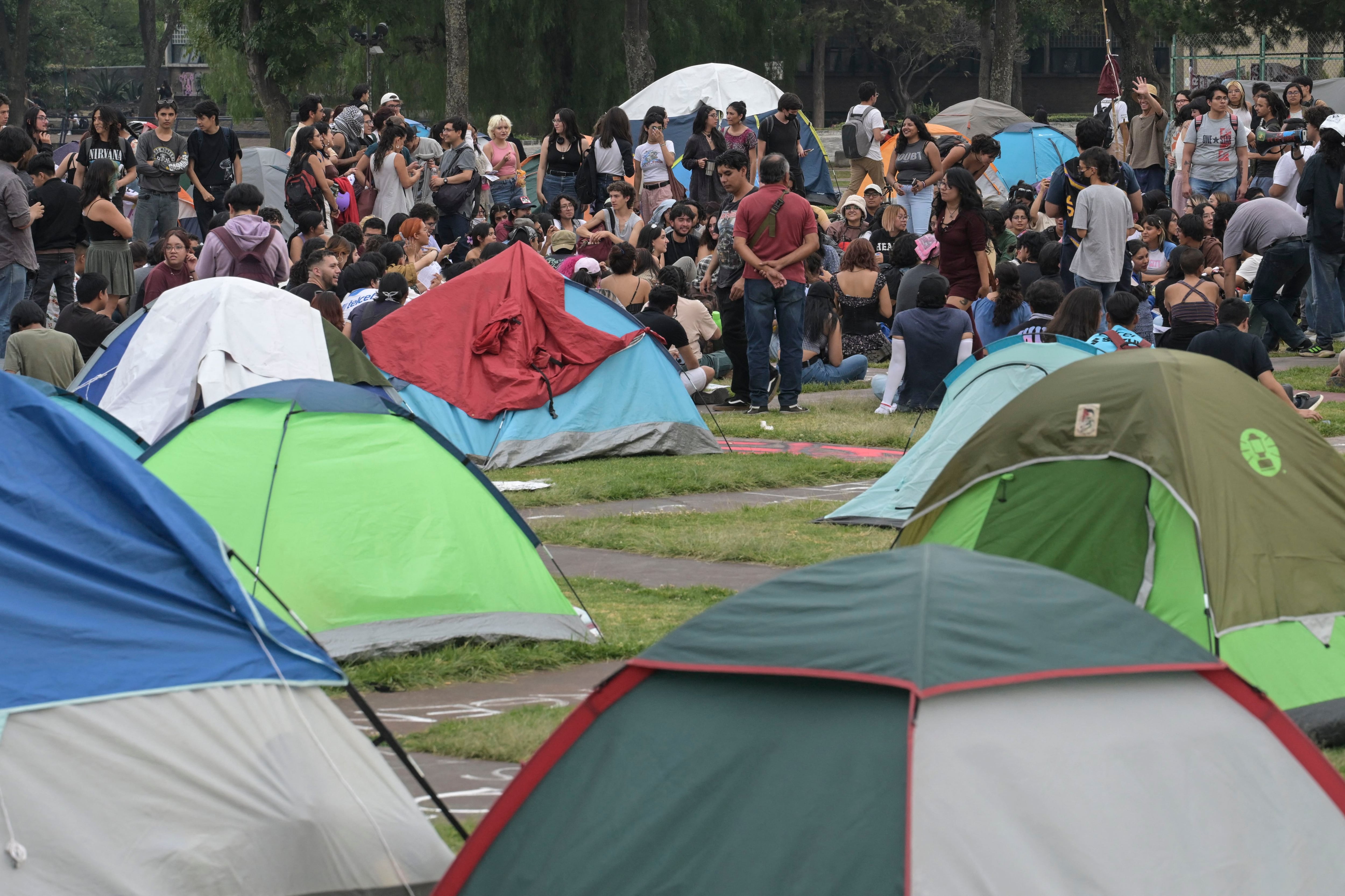 Estudiantes se reúnen frente al edificio de la rectoría de la Universidad Autónoma de México (UNAM) como parte de un campamento de protesta. (Foto: AFP)