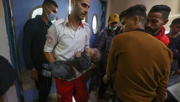 Un bebé palestino herido es trasladado de urgencia a un hospital tras el bombardeo israelí sobre Khan Yunis, en el sur de la Franja de Gaza, el 8 de diciembre de 2023. (Foto de AFP)