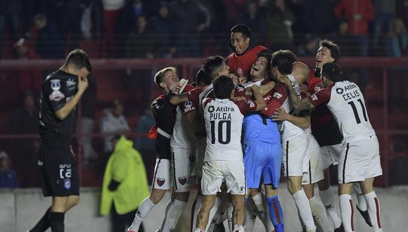 Colón derrotó 1-0 a Argentinos y forzó la definición de penales, en los que selló su pase a los cuartos de final de la Copa Sudamericana 2019.