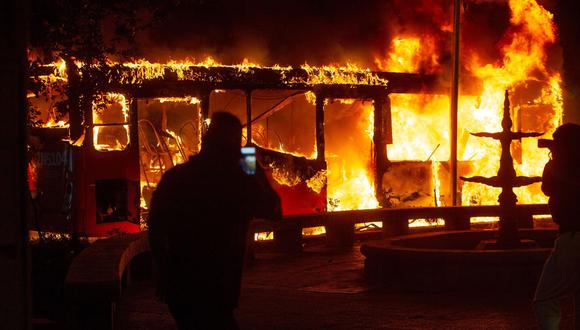 Un bus de Transantiago es incendiado en la capital de Chile.  (AFP / CLAUDIO REYES).