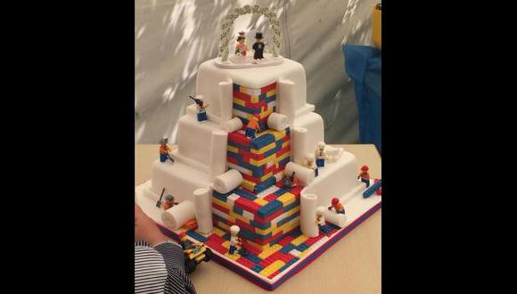 Torta de bodas hecha con piezas de Lego hace famoso a panadero