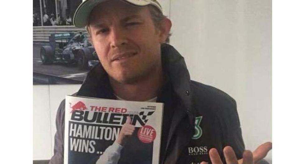 Nico Rosberg con una revista que tiene como portada a Lewis Hamilton. (Foto: Difusión)