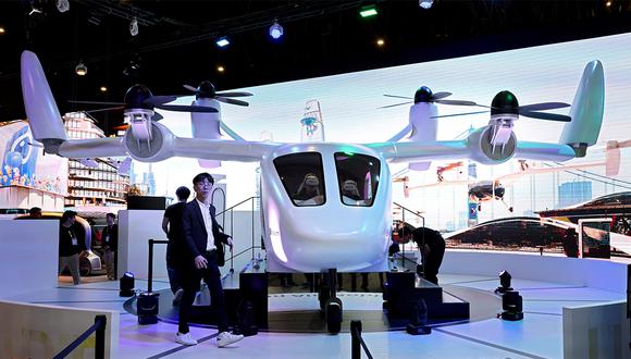 Esta propuesta de taxi volador fue usada por los visitantes gracias a un simulador de realidad virtual. (Foto: AFP)