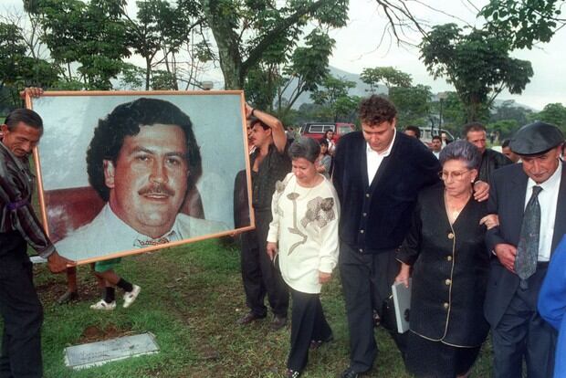 Hermilda de Escobar, madre del capo del cartel de drogas de Medellín, Pablo Escobar camina con amigos y familiares el 2 de diciembre de 1994 a la tumba de Escobar para celebrar el primer aniversario de su muerte. El narcotraficante fue asesinado por las fuerzas especiales colombianas después de ser descubierto escondido en una casa en Medellín. (Foto por GUILLERMO TAPIA / AFP)