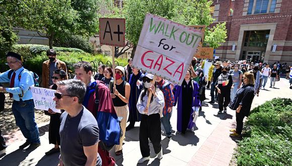 Estudiantes manifestantes y activistas pro palestinos participan en una huelga en el campus de la Universidad de California en Los Ángeles (UCLA), en Los Ángeles. (Foto de Frederic J. Brown / AFP)