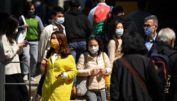 La gente usa mascarillas en una calle de Hong Kong el 27 de febrero de 2023. (Foto de Peter PARKS / AFP)