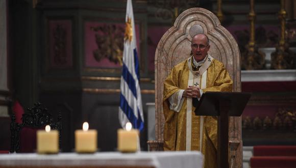 El cardenal uruguayo Daniel Sturla celebra la misa de Pascua en Montevideo, el 12 de abril de 2020, en medio de la pandemia de coronavirus. (Foto de PABLO PORCIUNCULA / AFP).