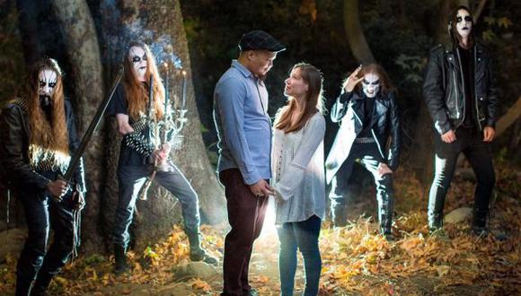 Facebook: banda de black metal se "cuela" en foto de novios