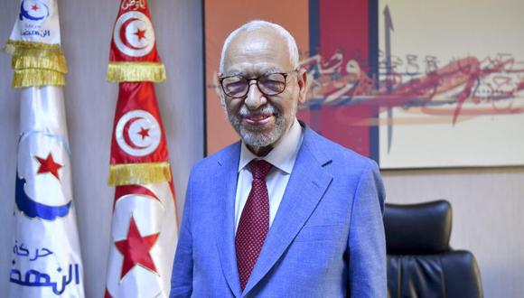El presidente del parlamento de Túnez y líder del partido Ennahdha, Rached Ghannouchi, observa durante una entrevista con la AFP en su oficina en la capital de Túnez. (Foto: FETHI BELAID / AFP)