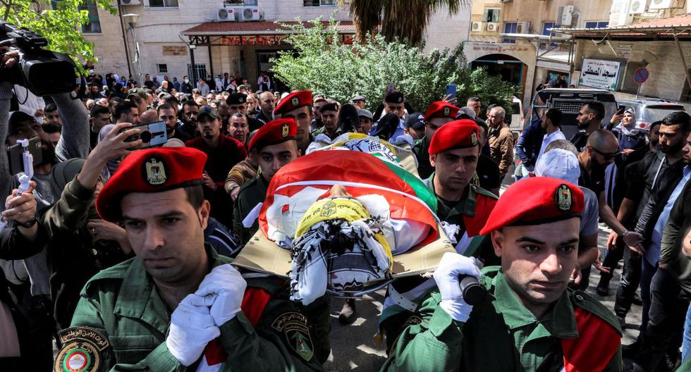 Miembros de las Fuerzas de Seguridad Nacional Palestinasllevan el cuerpo de Qusai Hamamrah, de 16 años, que fue asesinado por fuerzas israelíes en Cisjordania. (HAZEM BADER / AFP).