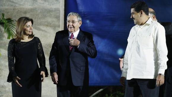 Los líderes latinoamericanos volvieron a condenar el embargo de EE.UU. a Cuba. En la foto, la presidenta de Costa Rica, Laura Chinchilla, y el venezolano Nicolás Maduro acompañan a Raúl Castro. (Foto Reuters)