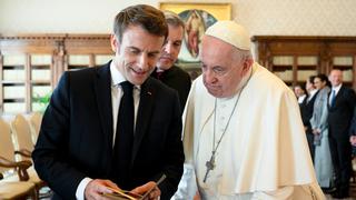 Macron pide al papa Francisco que hable con Putin y Biden en favor del proceso de paz