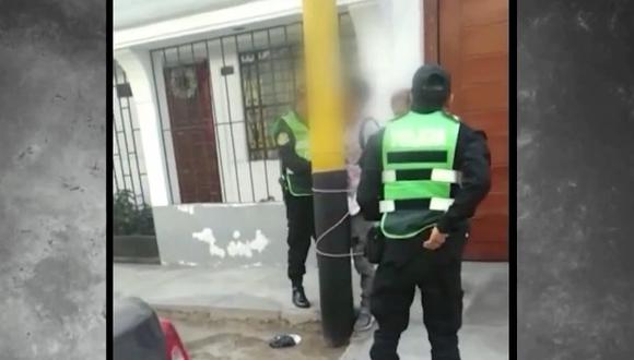 Vecinos atrapan a ladrón y lo atan a un poste en San Martín. Foto: Captura América Noticias