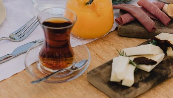 Hay diversas combinaciones que puedes realizar entre los quesos franceses y tés peruanos para tu próximo Tea Time con familiares o amigos. (Foto: Ata Ebem / Pexels)