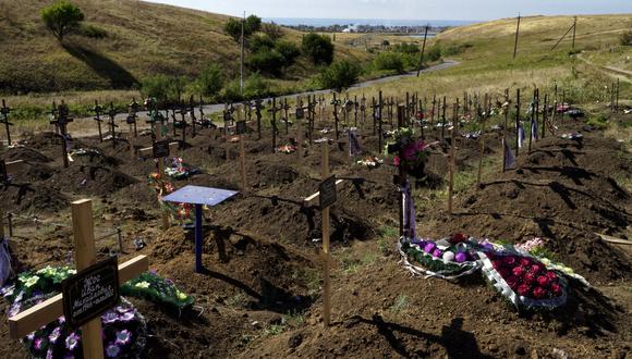 Las tumbas se ven en un cementerio en el asentamiento de Vinogradnoye en las afueras de Mariupol el 8 de septiembre de 2022. (Foto de STRINGER / AFP)