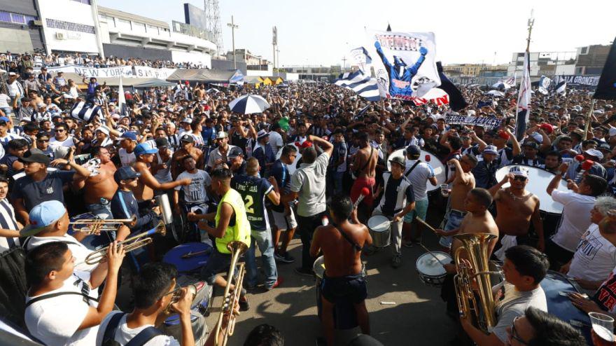 El estadio Alejandro Villanueva albergó a miles de hinchas íntimo en lo que fue el banderazo blanquiazul. Este hecho se dio previo al Alianza Lima vs. Sporting Cristal en el Estadio Nacional (Foto: César Campos / GEC)