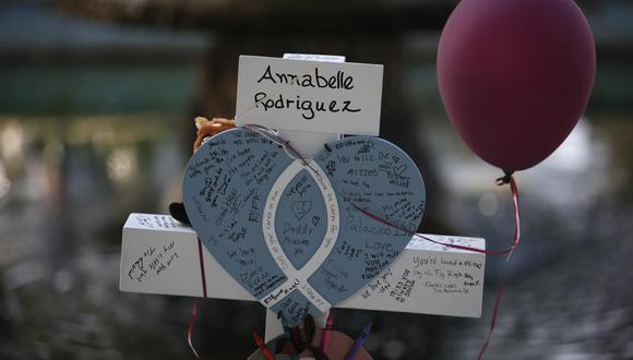 La cruz de Annabell Rodríguez es vista en un memorial para las víctimas de la masacre en la Escuela Primaria Robb en Uvalde, Texas, el 27 de mayo del 2022. (AP Foto/Dario Lopez-Mills).