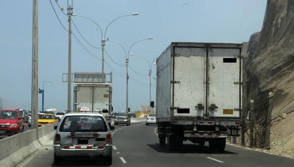 En conversación con El Comercio, Lino de la Barrera, ex asesor del MTC, cuestionó que los camiones de carga pesada no estén supeditados a este sistema. (Foto: archivo)