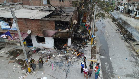 Se elevó a trece la cifra de muertos que dejó el incendio provocado en Villa El Salvador. (Foto: Carlos Hidalgo/GEC)