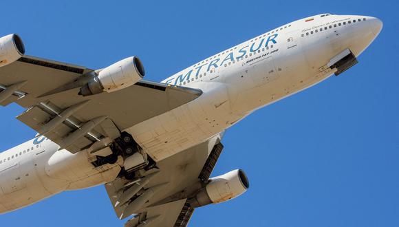 Vista del Boeing 747-300 registrado con el número YV3531 de la aerolínea venezolana Emtrasur Cargo en el aeropuerto internacional de Córdoba, Argentina, el 6 de junio de 2022, luego de despegar hacia Buenos Aires. (Foto por SEBASTIÁN BORSERO / AFP)