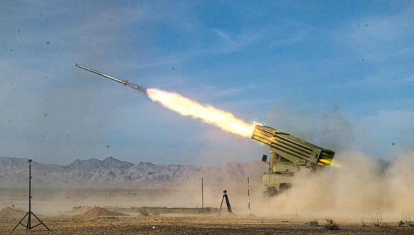 Una fotografía proporcionada por la oficina de medios del ejército iraní el 27 de octubre de 2023 muestra el lanzamiento de misiles durante un simulacro militar en la provincia de Isfahán, en el centro de Irán. (AFP).
