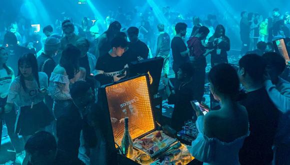 La gente visita un club nocturno en Wuhan, provincia central de Hubei en China. (Foto: AFP / Héctor RETAMAL).