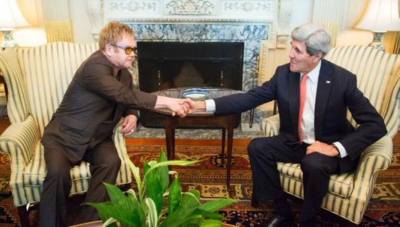 Kerry y Elton John firman acuerdo para luchar contra el sida