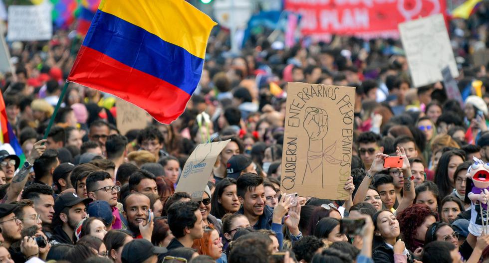 Los colombianos vuelven a las calles este lunes para protestar en contra de las iniciativas del Gobierno de Iván Duque para implementar una reforma pensional y laboral, y por la negligencia de las autoridades para combatir la violencia de género en Colombia. (AFP)
