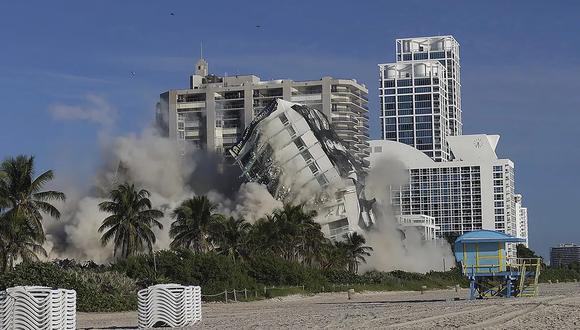 El domingo 13 de noviembre de 2022 la torre del hotel de 17 pisos del histórico Deauville Beach Resort implosiona arrojando una gran cantidad de polvo y escombros a los edificios de lujo situados junto al océano. (Carl Juste/Miami Herald vía AP).