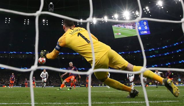 Manchester City vs. Tottenham: mira el penal que falló el 'Kun' Agüero tras la intervención del VAR. (Foto: Reuters)