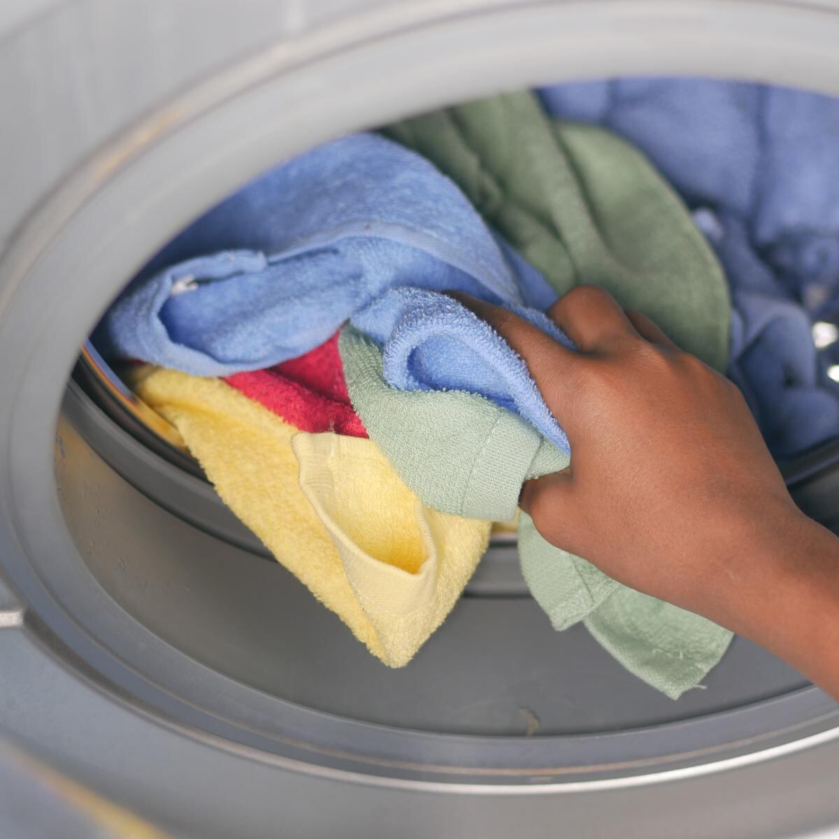 Cómo quitar los pelos de tu mascota de la ropa en la lavadora