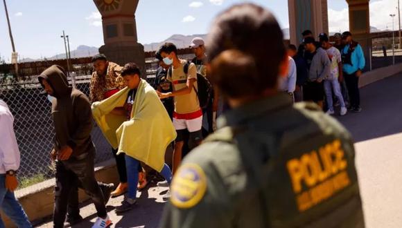 Migrantes venezolanos que cruzaron la frontera entre Estados Unidos y México. (Reuters).