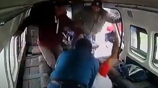 México: pasajeros atrapan a delincuente en una combi y le dan una paliza | VIDEO