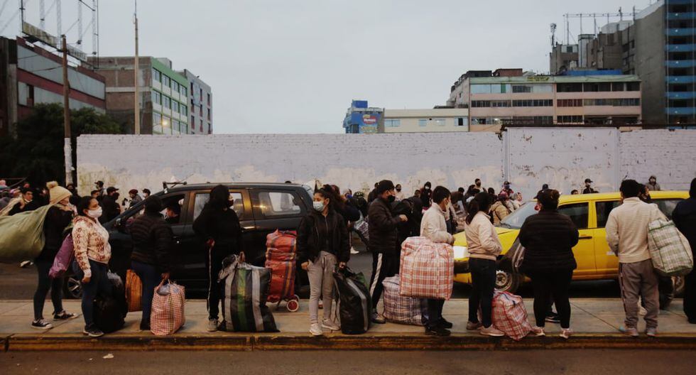 Algunos de estos ambulantes llegan a estas mencionadas zonas repletos de paquetes y bordo de camionetas, donde ocultan sus mercaderías. Foto: Cesar Grados/GEC