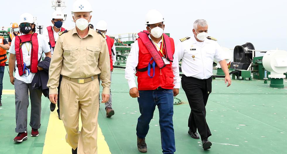 El italiano Giacomo Pisani, capitán del buque petrolero Mare Doricum, recibió a una comitiva de ministros y congresistas para exponer su versión sobre lo sucedido el 15 de enero. (Foto: Ministerio del Ambiente)