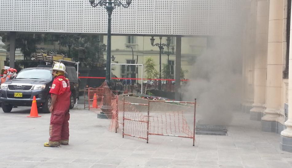 Pánico por explosión y humo tóxico en el Cercado de Lima - 1