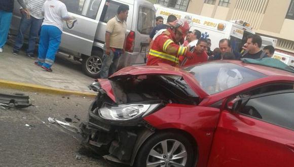 Breña: choque entre carro y van dejó cuatro heridos