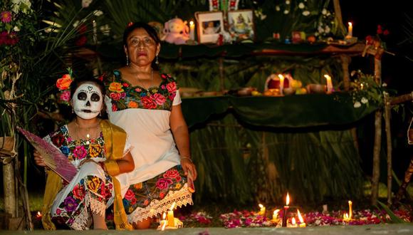 El Día de los Muertos es la gran fiesta de México que reúne a vivos y fieles difuntos. ¿Sabes qué debes poner en tu altar? (Foto: EFE)