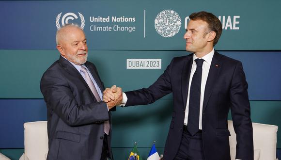 El presidente de Francia, Emmanuel Macron, saluda al presidente de Brasil, Luiz Inácio Lula da Silva, al margen de la cumbre climática de las Naciones Unidas COP28 en Dubái el 2 de diciembre de 2023. (Foto de Ludovic MARIN / AFP)