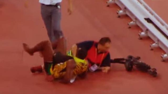 Camarógrafo atropelló a Usain Bolt cuando festejaba [VIDEO] - 2