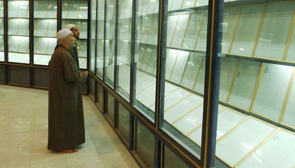 En esta foto de marzo de 2003 se puede ver el Corán de sangre expuesto en una vitrina en la mezquita llamada en ese entonces "Madre de todas las batallas". (Getty Images).