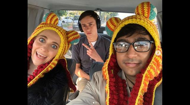 Aquí lo vemos con Nik Dodani (que hace del personaje Zahid) y Allie Rae Treharne (Gretchen).