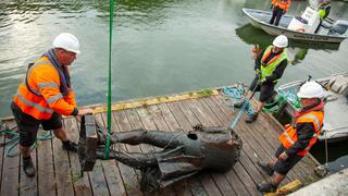 Retiran de un río estatua de un esclavista del siglo XVII derribada por manifestantes en Reino Unido |  FOTOS